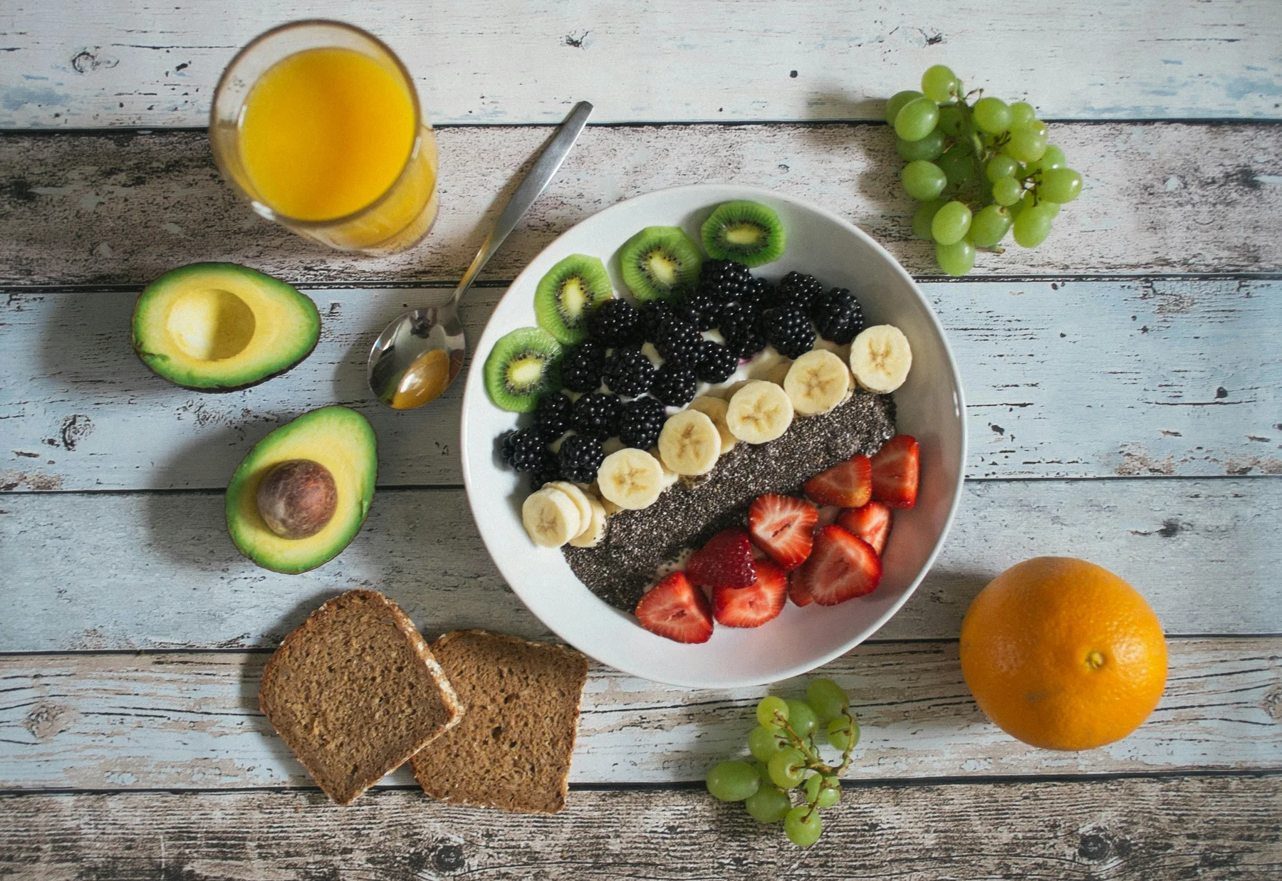 Balanced plate with vegetables, grains and protein-rich everyday food
